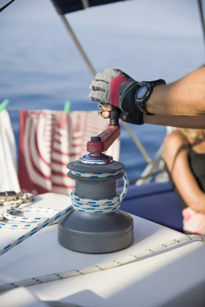 Besatzungsmitglied Zieht Seil Auf Segelboot Auf Blauem Meer — Stockfoto