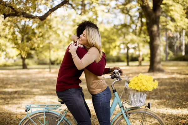Junges Paar Mit Fahrrad Steht Herbstpark — Stockfoto