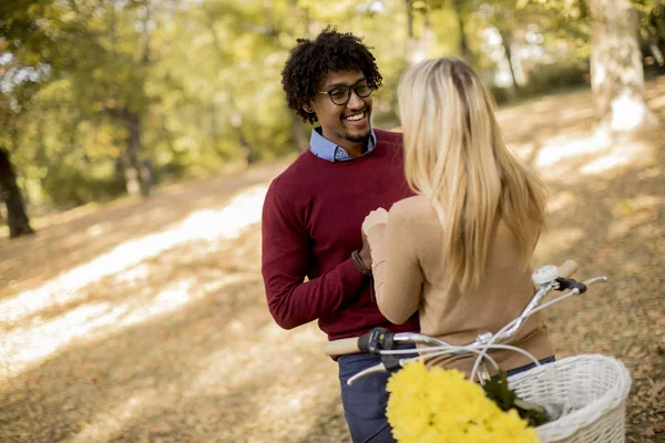 Multiracial Mladý Pár Bicyklem Stojící Podzimním Parku — Stock fotografie