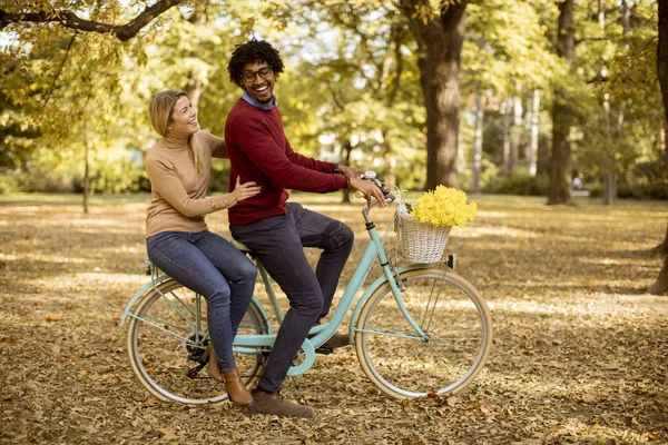 Pareja Joven Multiracial Montada Bicicleta Parque Otoño — Foto de Stock