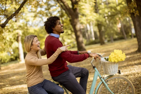 Pareja Joven Multiracial Montada Bicicleta Parque Otoño — Foto de Stock