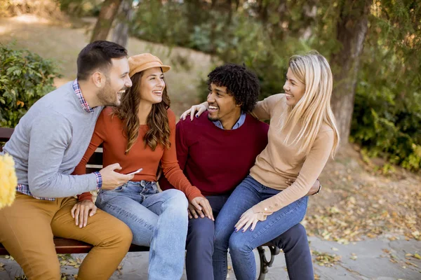 Grupo Jóvenes Amigos Multiétnicos Divirtiéndose Parque Otoño — Foto de Stock