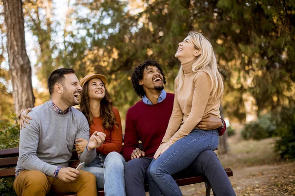Kelompok Muda Multietnis Teman Bersenang Senang Taman Musim Gugur — Stok Foto