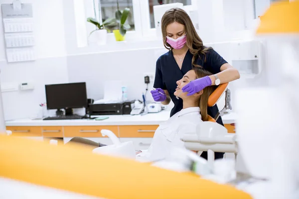 Hübsche Junge Frau Bei Der Oraluntersuchung Der Zahnarztpraxis — Stockfoto