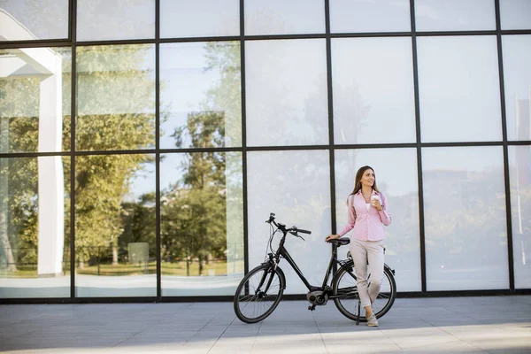 Hermosa Joven Ciclista Bebe Café Una Taza Bicicleta Eléctrica Entorno — Foto de Stock