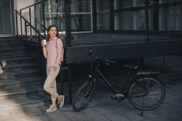 Perempuan Muda Cantik Pengendara Sepeda Minum Kopi Dari Cangkir Dengan — Stok Foto
