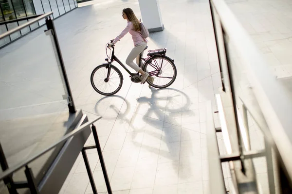 Mujer Bastante Joven Con Ciudad Moderna Eléctrica Bike Limpio Transporte — Foto de Stock