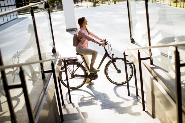 Mujer Bastante Joven Con Ciudad Moderna Eléctrica Bike Limpio Transporte — Foto de Stock