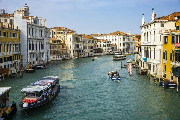 意大利威尼斯 2019年10月12日 观看意大利威尼斯运河中的船只 威尼斯是世界上最大的旅游胜地之一 每年估计有2500万游客 — 图库照片