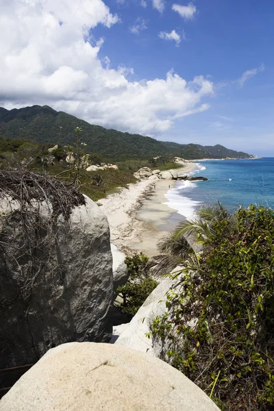 コロンビア タイロナの美しい野生のカリブ海のビーチの風景で見る — ストック写真