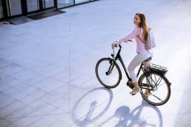 Modern şehir elektrikli e-motorlu güzel genç kadın temiz sürdürülebilir şehir ulaşımı