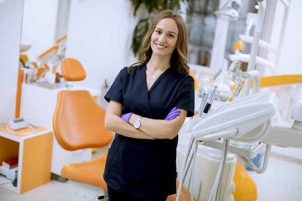 Jeune Dentiste Attirante Médecin Debout Dans Son Bureau Regardant Caméra — Photo