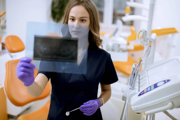 Doctora Bastante Joven Con Guantes Protectores Examinando Radiografía Consultorio Del — Foto de Stock