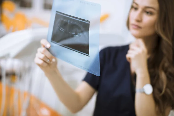 Söt Ung Kvinnlig Läkare Med Skyddshandskar Undersöker Röntgen Tandläkare Kontor — Stockfoto