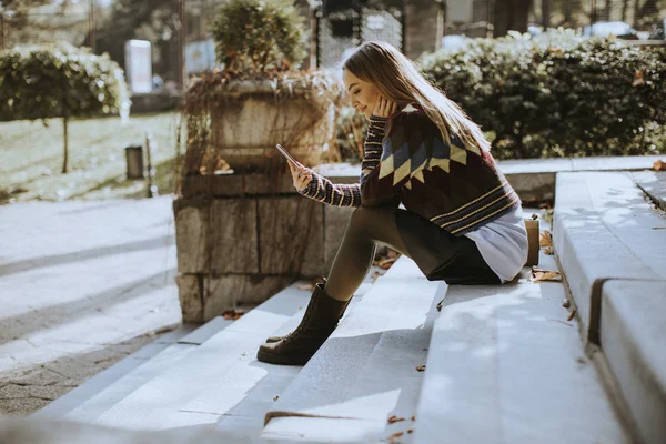 Ganska Ung Kvinna Sitter Trappa Med Mobiltelefon Höst Park — Stockfoto