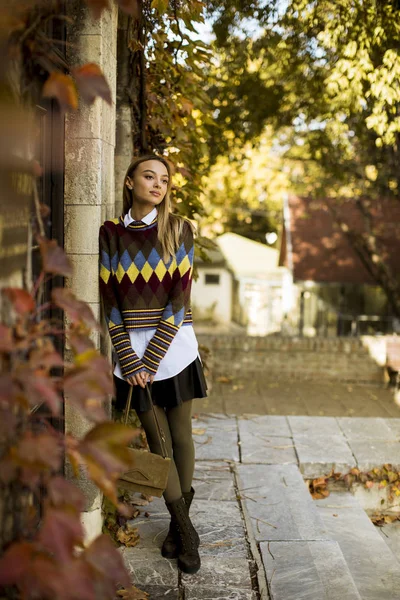 Hübsche Junge Frau Steht Draußen Einem Sonnigen Herbsttag — Stockfoto