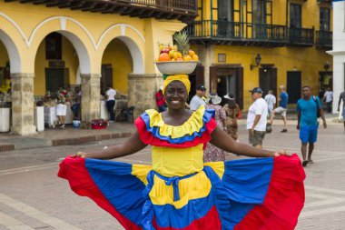 Cartagena, Kolombiya - 16 Eylül 2019: tanımlanamayan palenquera, Cartagena, Kolombiya sokaklarındaki meyve satıcısı kadın. Bu Afro-Kolombiyalı kadınlar şehrin hemen dışındaki San Basilio de Palenque köyünden geliyorlar..