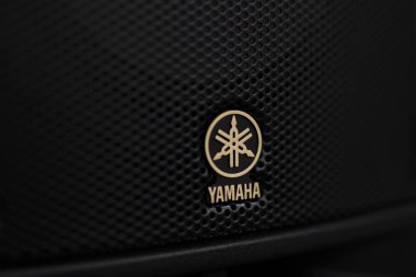 Belgrad, Sırbistan - 23 Temmuz 2018: Yamaha ses hoparlörünün ayrıntıları. Yamaha Pro Audio Inc. Acemi profesyonel ses ürünleri üretiyor.