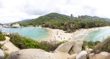 Tayrona, Kolombiya - 18 Eylül 2019: Tayrona, Kolombiya 'daki plajda kimliği belirsiz kişiler. 