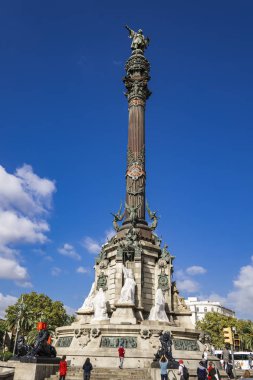 Barselona, İspanya - 8 Ekim 2019: Barcelona, İspanya 'daki Kristof Kolomb anıtı tarafından tanımlanamayan kişiler. Bu 60 metre yüksekliğindeki anıt 1888 yılında dikildi..