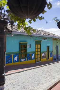 Guatape, Kolombiya 'daki renkli mimariye bak