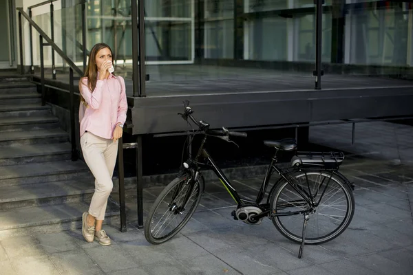 Hermosa Joven Ciclista Bebe Café Una Taza Bicicleta Eléctrica Entorno — Foto de Stock