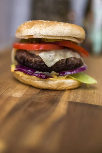 木のテーブルの上で焼きたてのハンバーガー — ストック写真