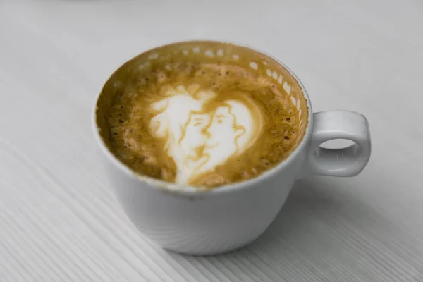 Vista Café Con Leche Caliente Con Espuma Forma Corazón Mesa —  Fotos de Stock