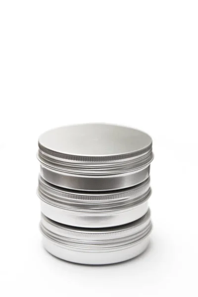 Lippenbalsem Ronde Metalen Blikken Geïsoleerd Witte Achtergrond — Stockfoto