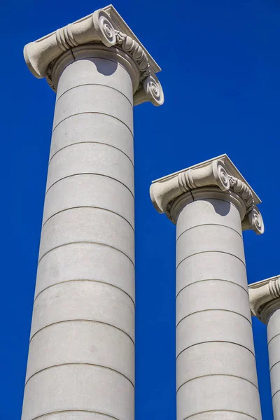 스페인 바르셀로나에 있습니다 이오니아의 기둥들은 1919 세워진 카타리파의 상징물중 하나입니다 — 스톡 사진