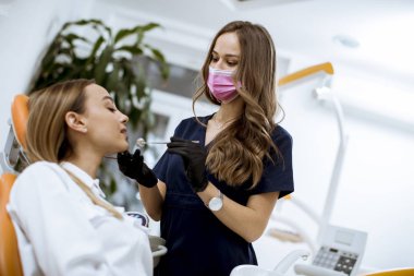 Dişçi muayenehanesindeki genç ve güzel bir kadın.