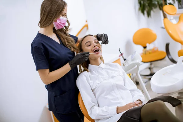Mulher Bonita Check Oral Consultório Dentista — Fotografia de Stock
