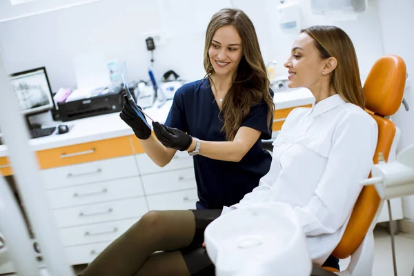 Hezká Mladá Doktorka Ochrannými Rukavicemi Vyšetřující Rentgen Pacientkou Ordinaci Zubního — Stock fotografie