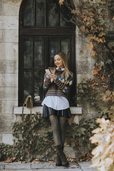 Hübsche Junge Frau Steht Sonnigen Herbsttagen Mit Handy Auf Der — Stockfoto