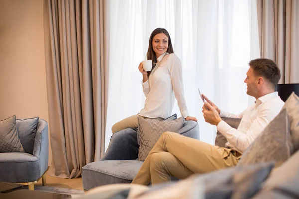 Jovem Casal Bebendo Café Usando Tablet Digital Apartamento Contemporâneo Luxo — Fotografia de Stock