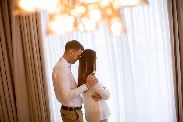 Jeune Couple Embrassant Debout Dans Salon Appartement Contemporain — Photo