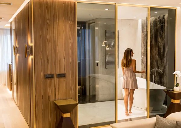 Hübsche Junge Frau Badezimmer Einer Modernen Wohnung — Stockfoto