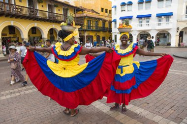 Cartagena, Kolombiya - 16 Eylül 2019: tanımlanamayan palenquera, Cartagena, Kolombiya sokaklarındaki meyve satıcısı kadın. Bu Afro-Kolombiyalı kadınlar şehrin hemen dışındaki San Basilio de Palenque köyünden geliyorlar..