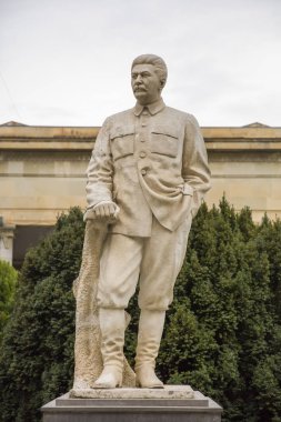 Gori, Gürcistan - 2 Mayıs 2019: Gürcistan 'ın Gori kentindeki Stalin müzesinin önündeki heykel. Müze, Gori 'de doğan Sovyet lider Joseph Stalin' e adanmıştır..