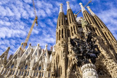 Barselona, İspanya - 7 Ekim 2019: Barcelona, İspanya 'da Katedral La Sagrada Familia. Mimar Antonio Gaudi tarafından tasarlanmış ve 1882 'den beri inşa edilmiştir..