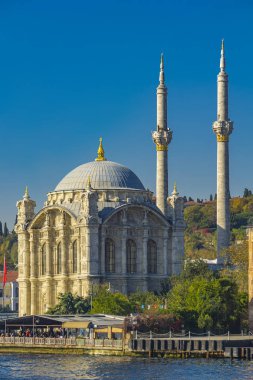 İstanbul, Türkiye - 9 Kasım 2019: İstanbul, Türkiye 'deki İstanbul Boğazı' ndaki Ortak Cami. Bu Barok Uyanış mimari camisi 1856 'da açıldı..