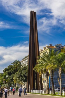 Nice, Fransa - 6 Ekim 2019: Neuf lignes tarafından tanımlanamayan insanlar Nice, Fransa 'daki eğimli anıtlar. Promenade des Anglais 'deki bu çelik anıt, Fransız sanatçı Bernar Venet tarafından 2010 yılında yapılmıştır..