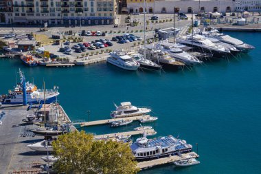 Nice, Fransa - 6 Ekim 2019: Port Lympia, Fransa. Ama 1748 'de, Fransız Rivierası' ndaki en eski liman tesislerinden biridir..