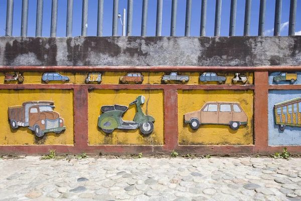 哥伦比亚瓜塔普 2019年9月11日 哥伦比亚瓜塔普建筑五颜六色立面的细节 古塔皮镇的每一座建筑的立面下方都有明亮的彩色瓷砖 — 图库照片