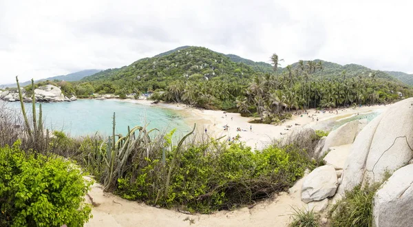 タロナ コロンビア 2019年9月18日 コロンビアのタロナにあるビーチでの未確認の人々 タイロナ国立公園は コロンビアのカリブ海で最も人気のある観光地の一つです — ストック写真