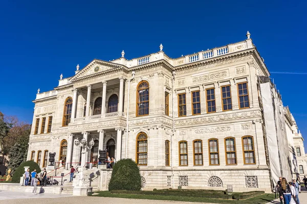 Istanbul Turquia Novembro 2019 Pólo Não Identificado Pelo Palácio Dolmabahce — Fotografia de Stock