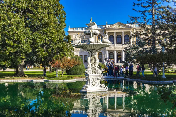 トルコのイスタンブール 11月9 2019 トルコのイスタンブールにあるDolmabahce Palaceの噴水による未確認のポール 宮殿は1856年に建設され 1922年までオスマン帝国の主要な行政の中心地となった — ストック写真