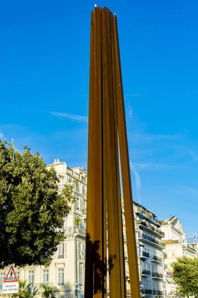 Nice France 2019年10月6日 位于法国尼斯的纳伊夫 利格尼斯 Neuf Lignes 州立纪念碑旁的不明身份者 这是由法国艺术家Bernar Venet在2010年在Anglais大道上建造的钢制纪念碑 — 图库照片