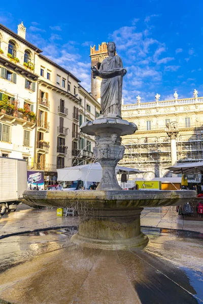 Verona Itálie Října 2019 Fontána Panny Marie Verony Piazza Delle — Stock fotografie