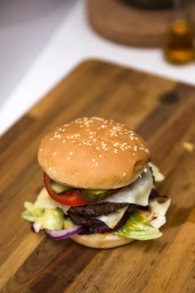 Hamburguesa Recién Hecha Mesa Madera — Foto de Stock